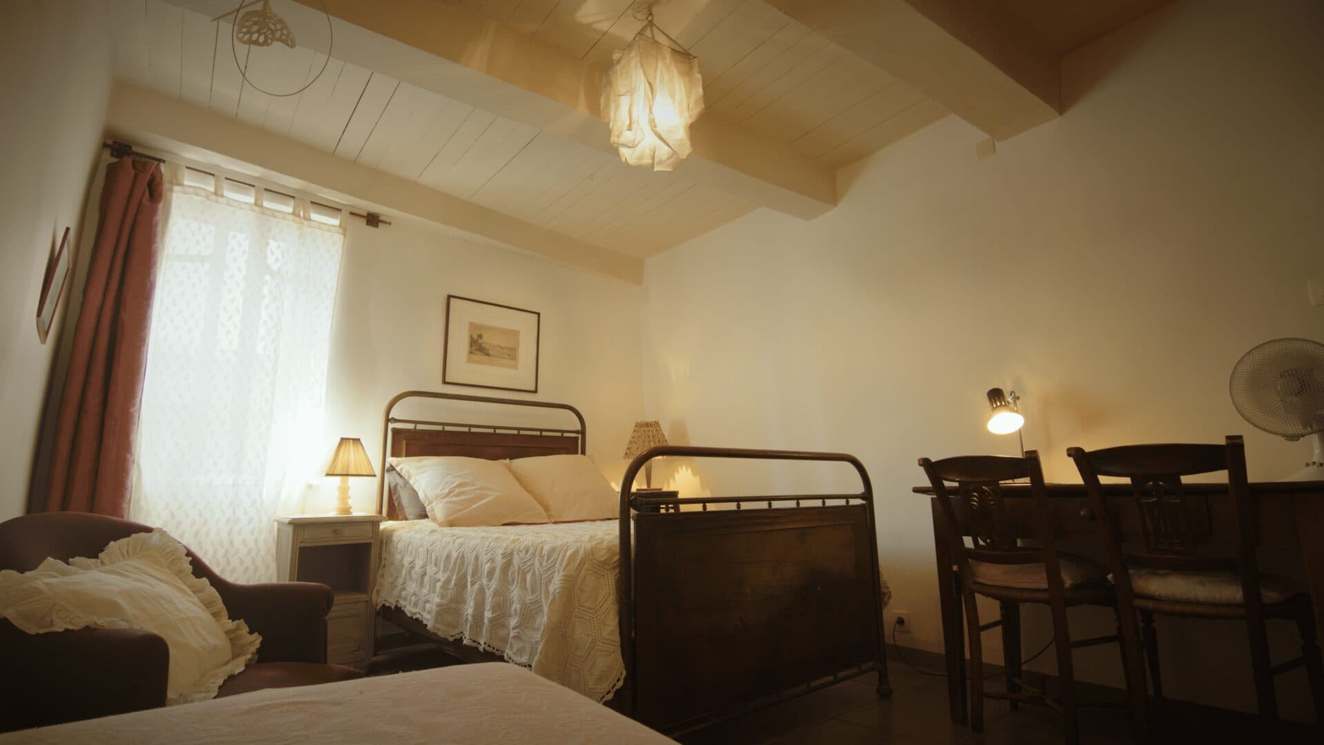 Chambre Rose à Collias jusqu'à 5 personnes | Les Chambres d'Élise
