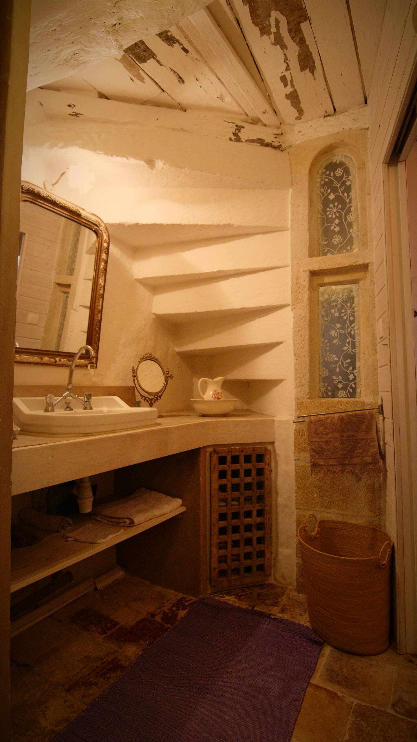 Salle d'eau avec meuble ancien en bois