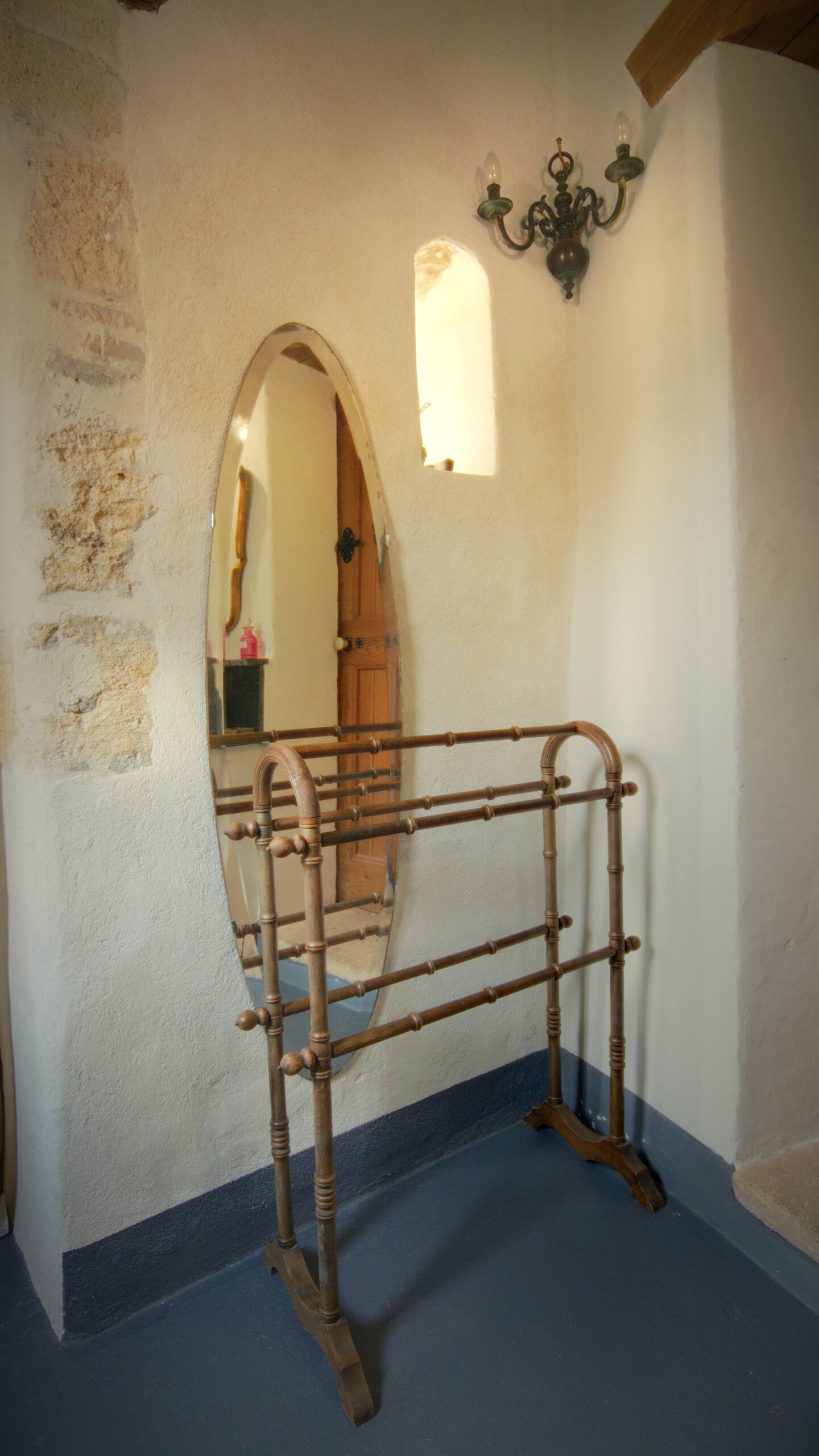 Miroir ancien et rangements de la salle d'eau