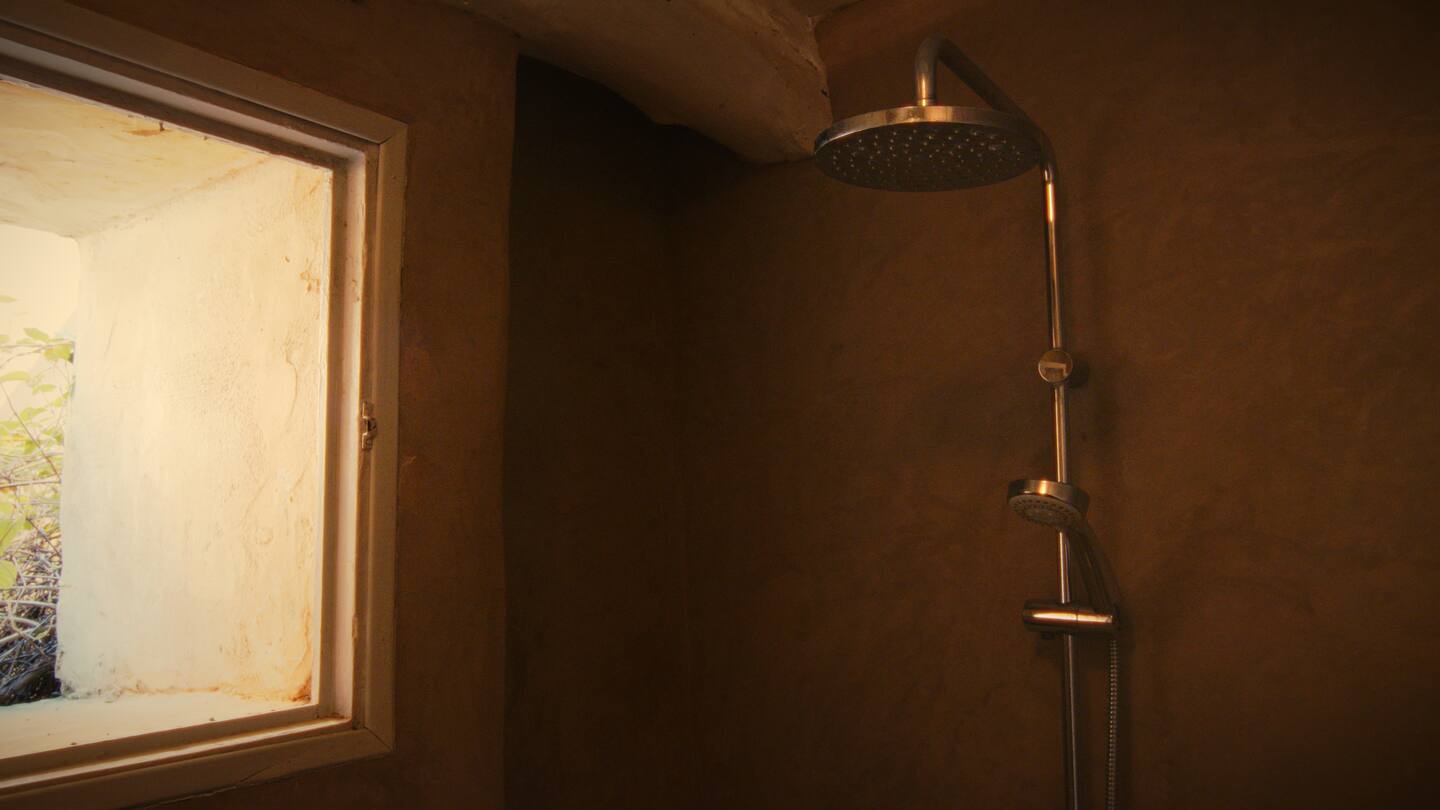 Douche à l'italienne avec pierres apparentes