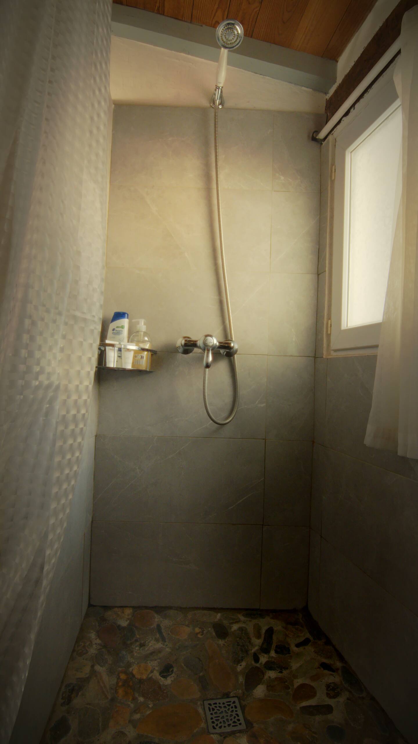 Salle d'eau authentique en pierres apparentes