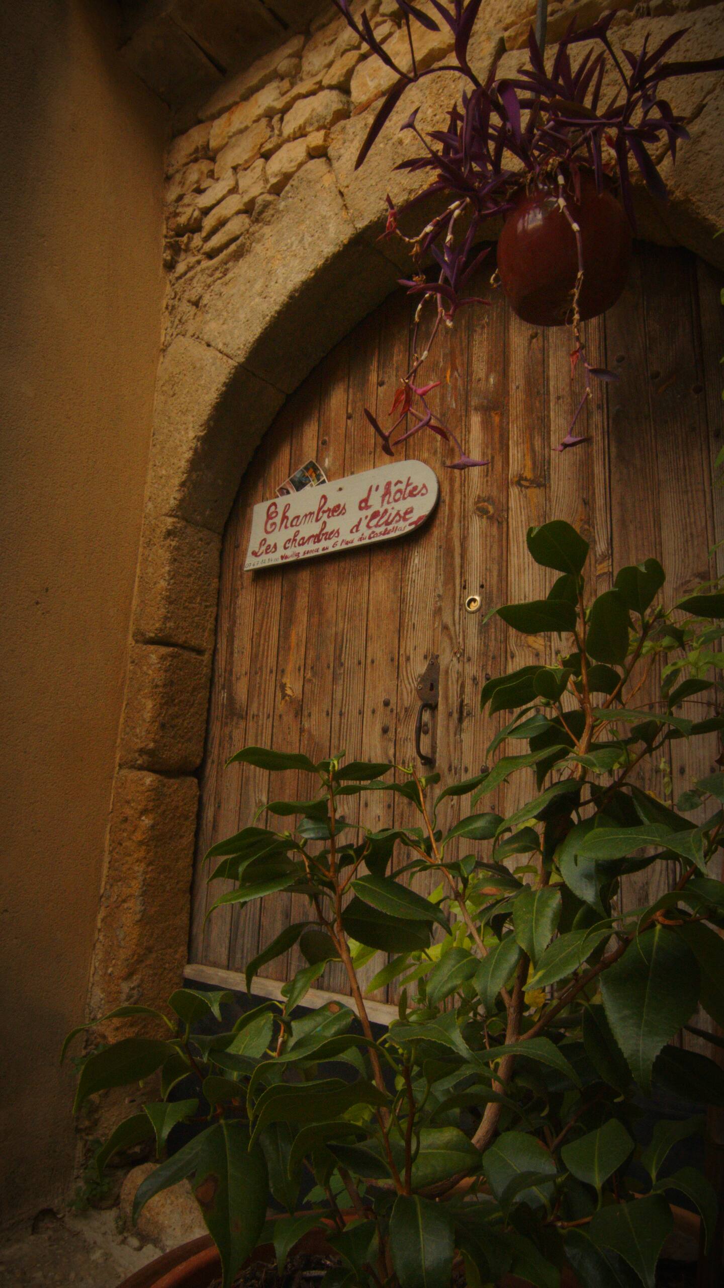 Porte d'entrée avec panneau Les Chambres d'Élise