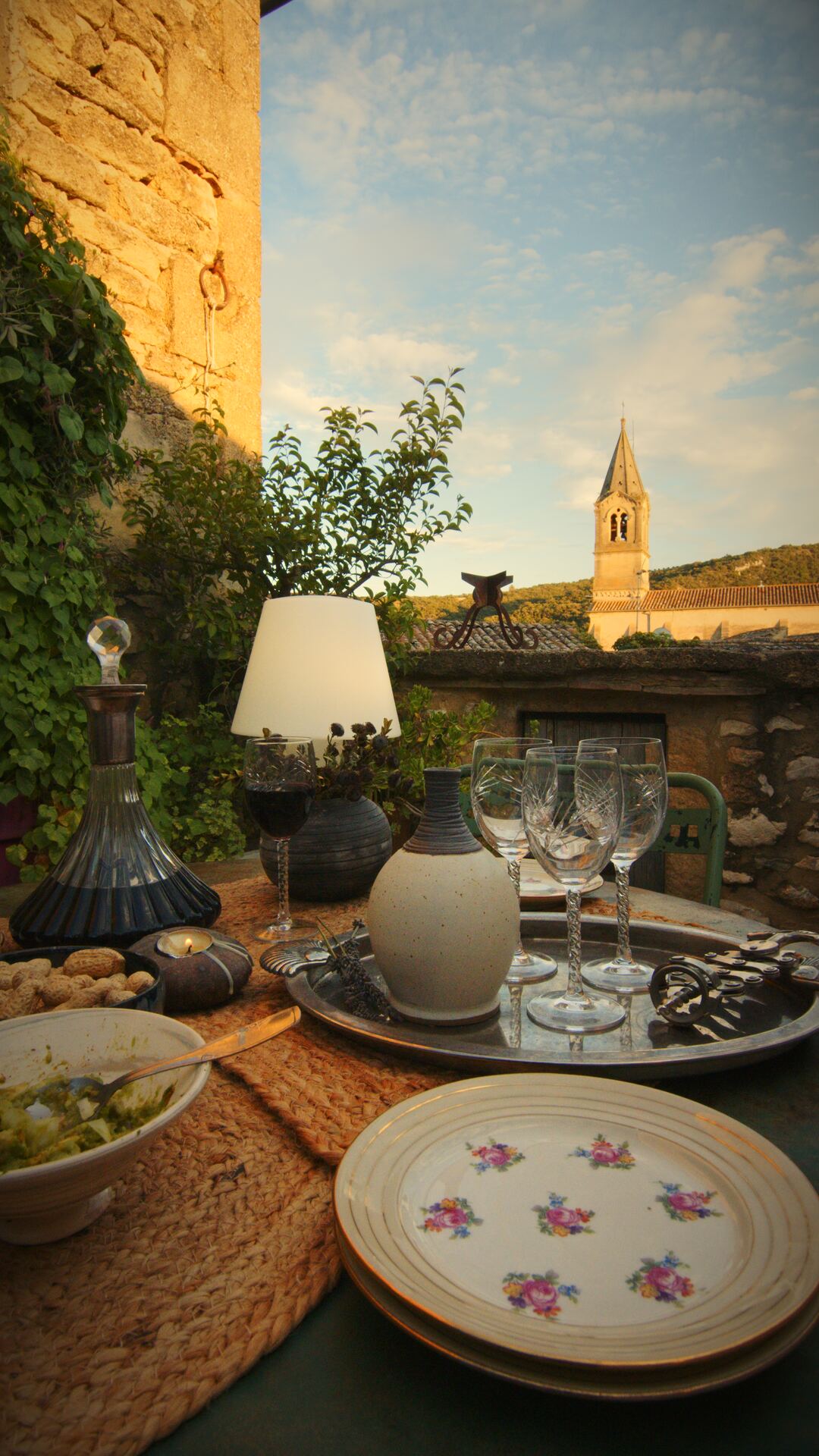 Table dressée sur la terrasse avec vue sur le clocher de Collias