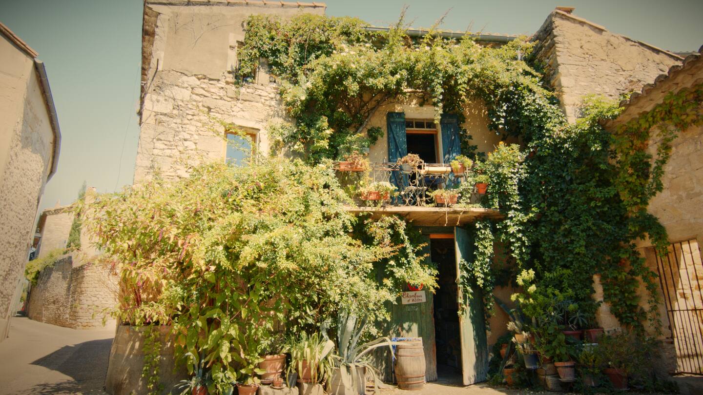 Façade en pierre de la maison d'hôtes à Collias
