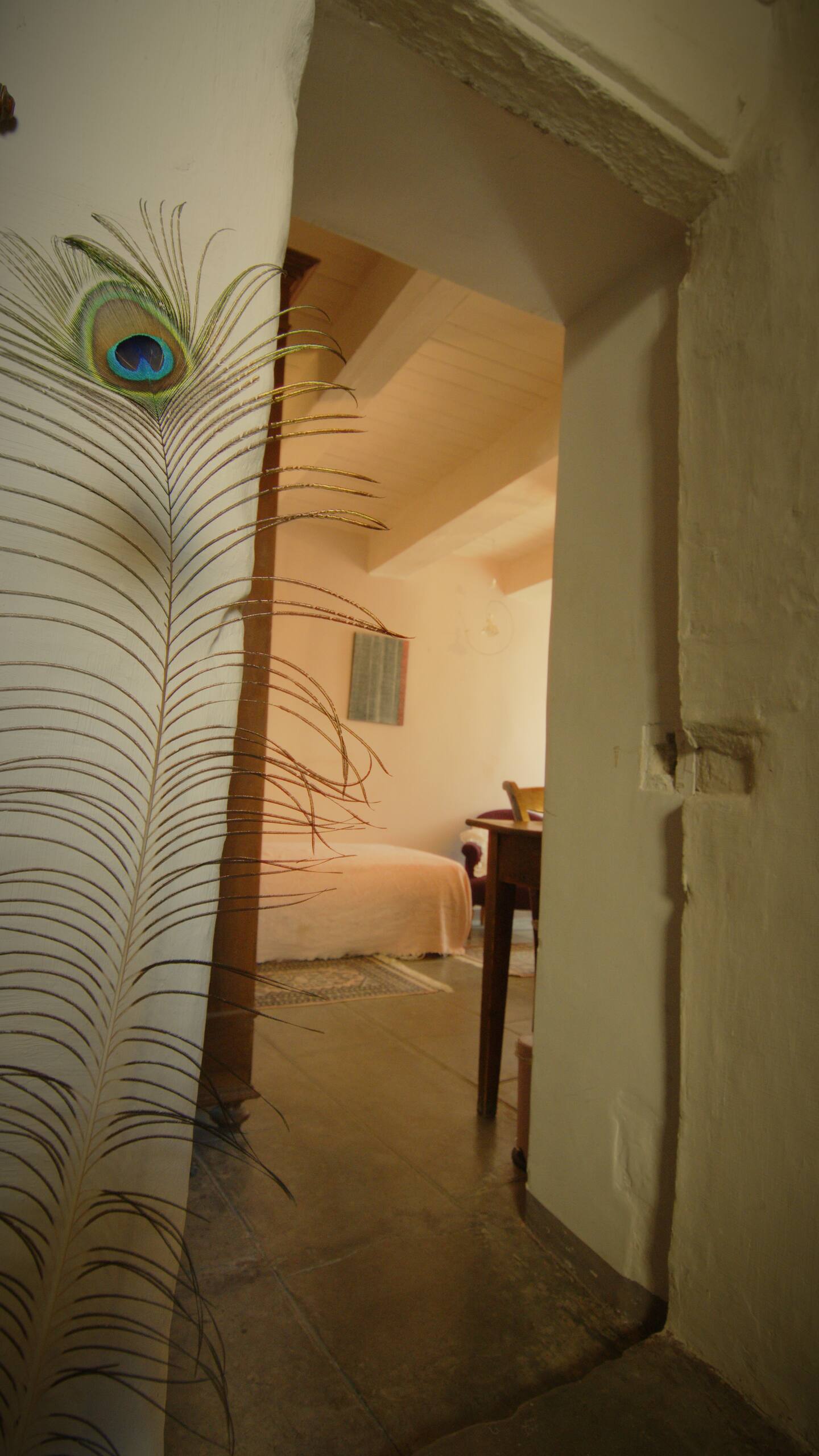 Décor mural paon dans la Chambre Bleue