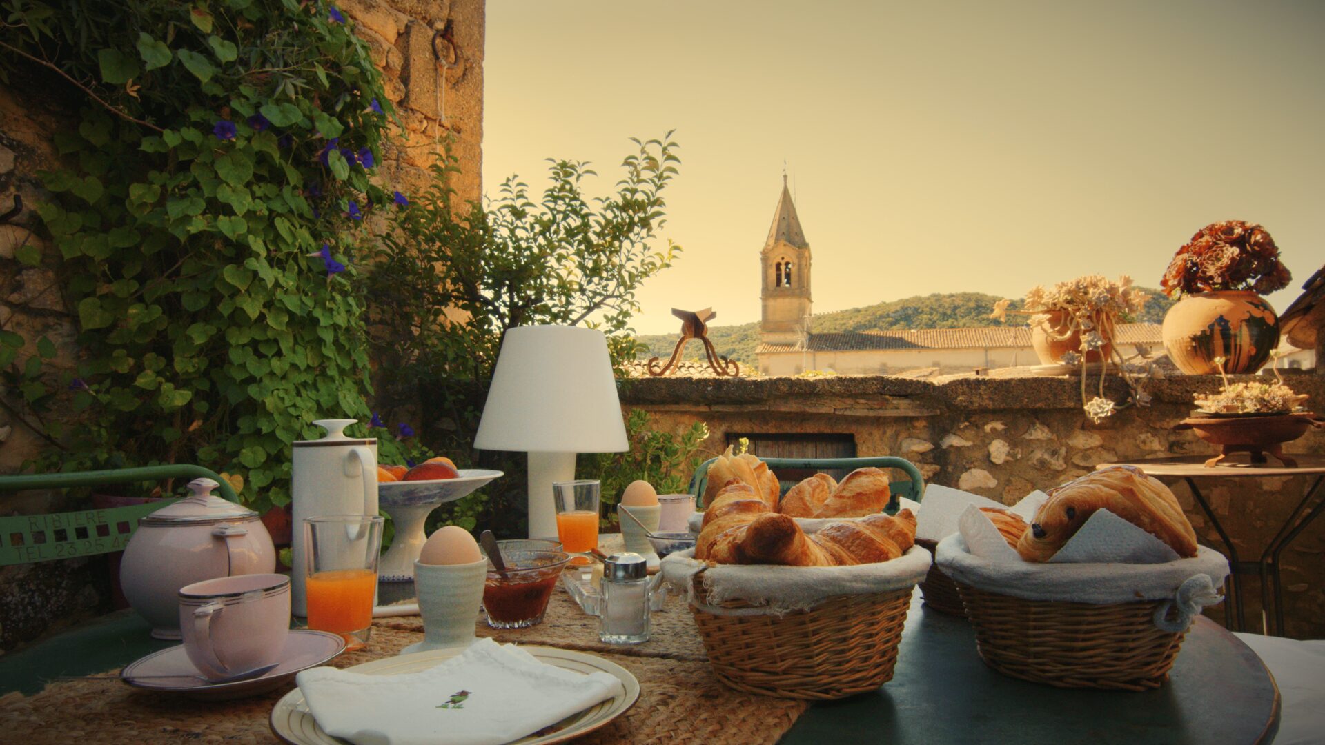 Petit-déjeuner servi sur la terrasse privée