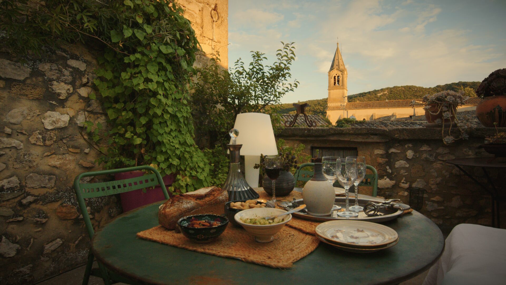 Apéritif sur la terrasse privée au coucher du soleil