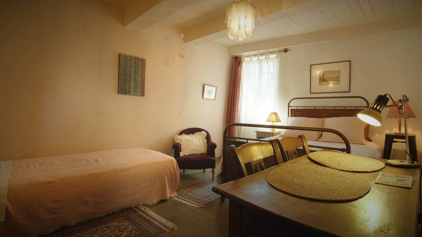 Gîte Le Castellas, salon principal lumineux
