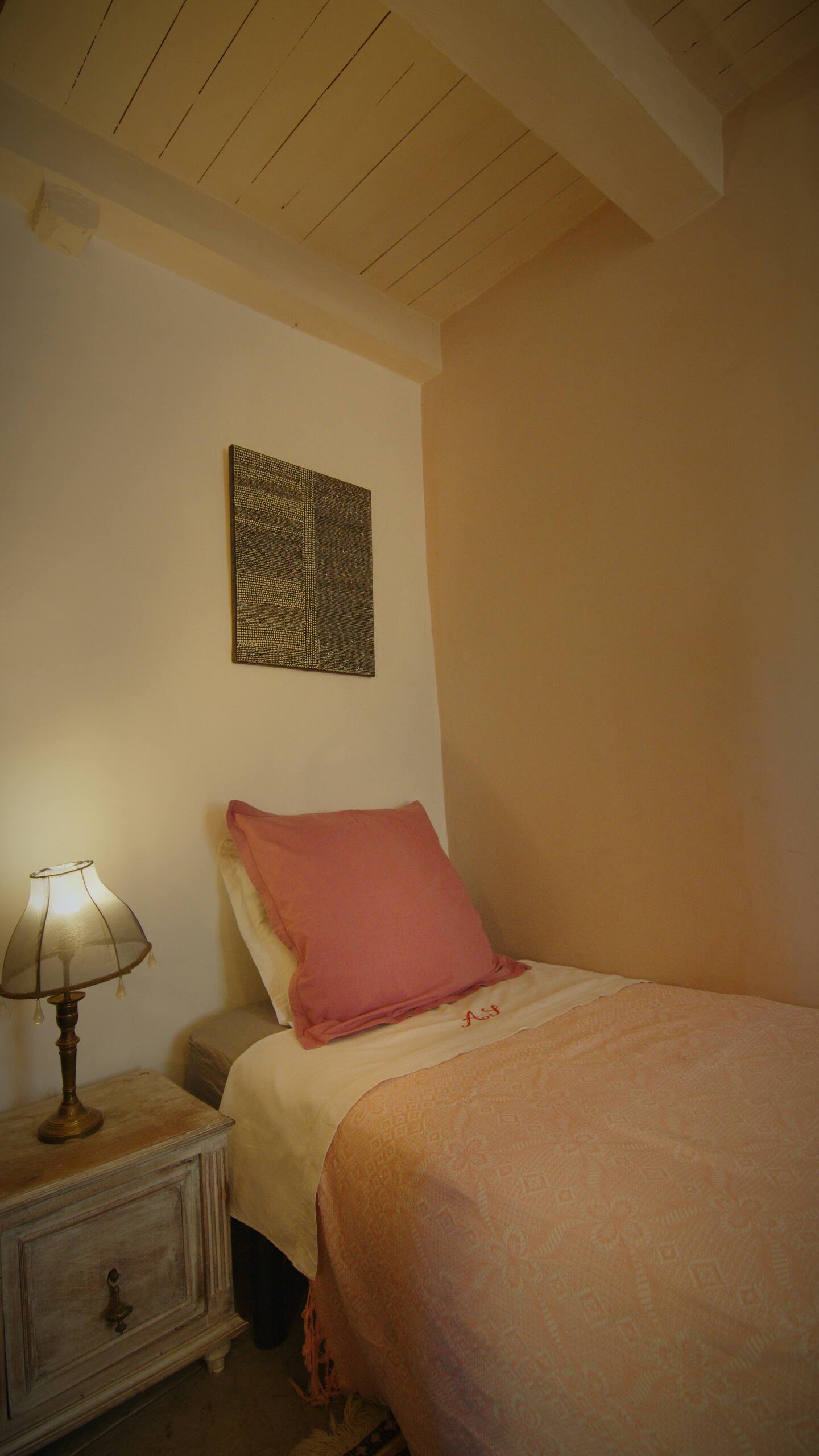 Lit simple dans le gîte