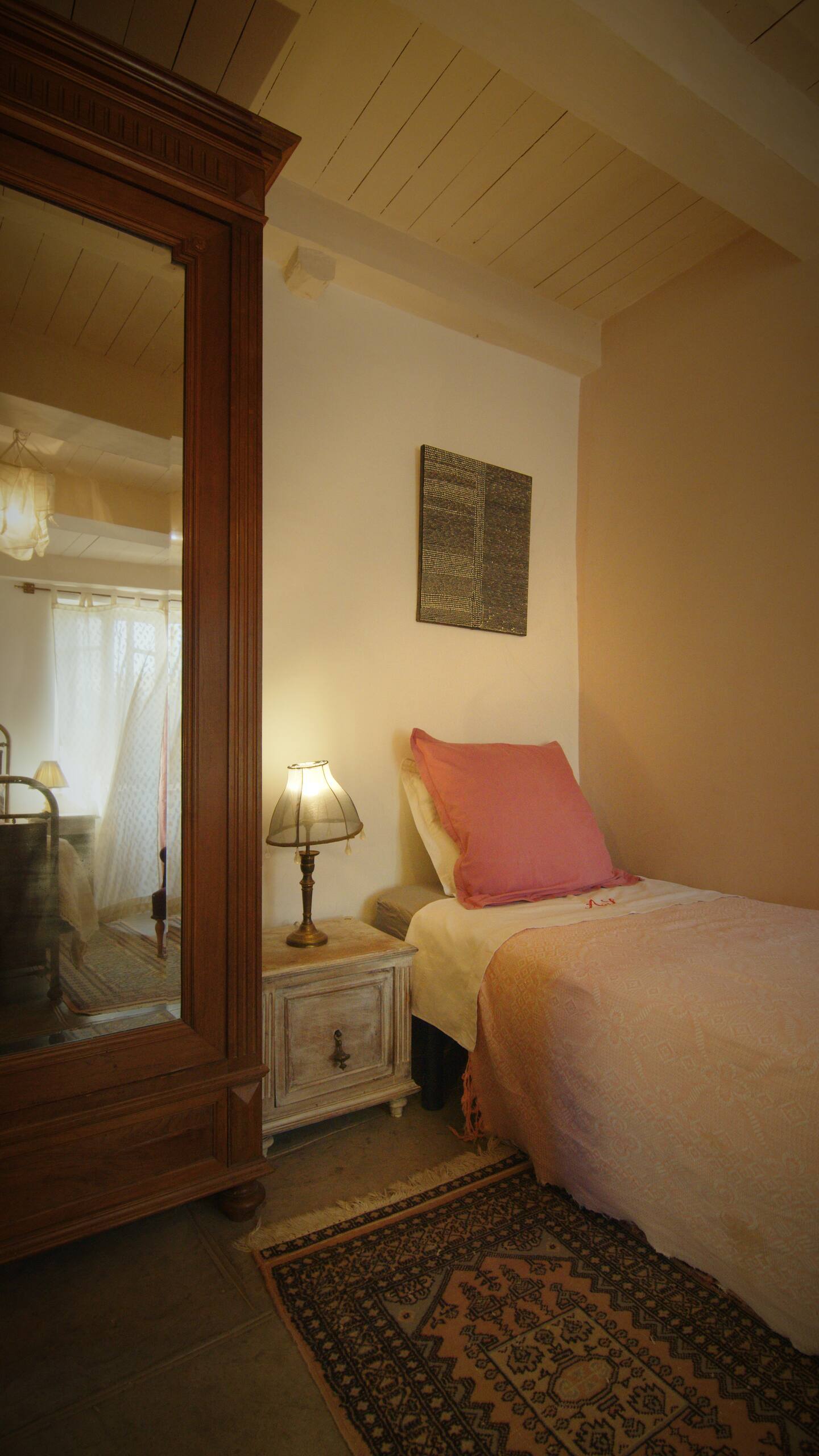 Armoire provençale dans le gîte